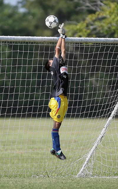 AC米兰在意大利杯1／8决赛中0-1不敌拉齐奥，终结13连胜，遭遇赛季首败。